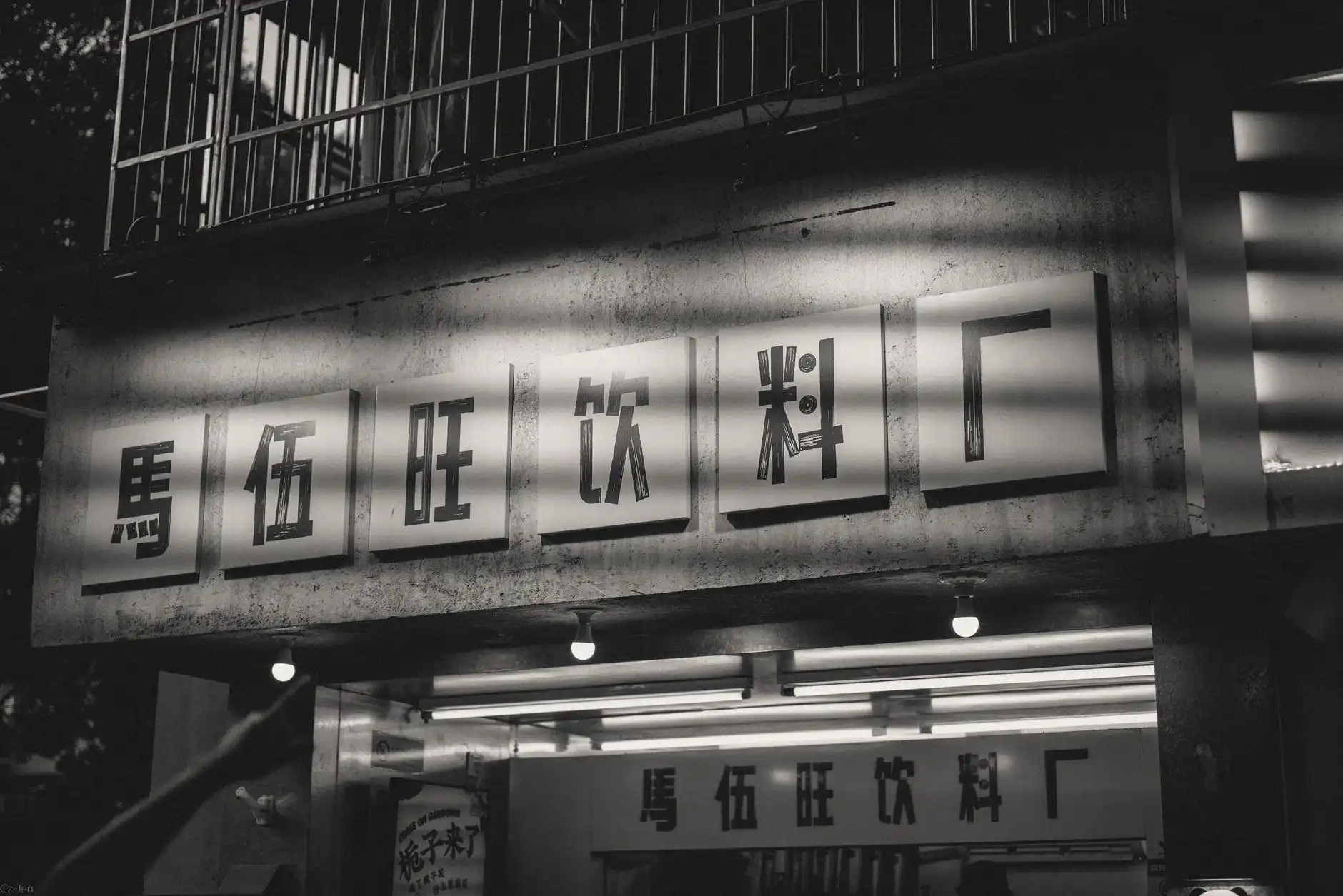 航空插头与圆形连接器在设备电源连接中的应用方案